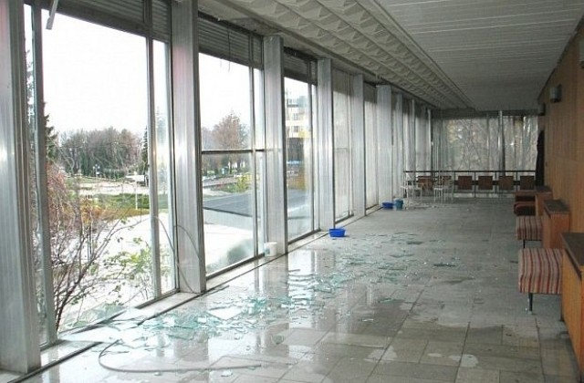 Стъклена витрина падна от фасадата на театъра в Силистра