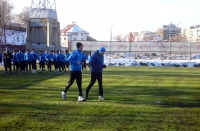 Везалов започна да тича, асистентите тренират Левски