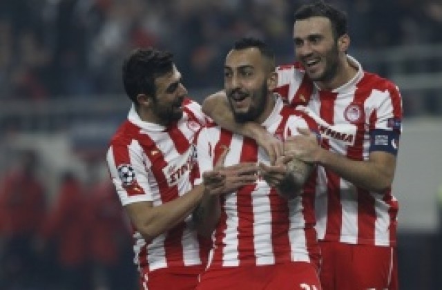 ВИДЕО: Олимпиакос би Арсенал и остави Шалке първи в групата, въпреки хикса с Монпелие