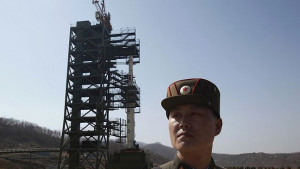 Севернокорейската ракета вече е инсталирана на стартовата площадка