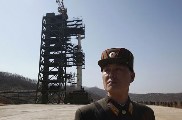 Севернокорейската ракета вече е инсталирана на стартовата площадка