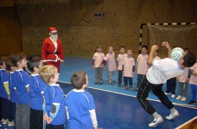 Дядо Коледа и Снежанка ръкопляскат на малките  футболисти от Болярче