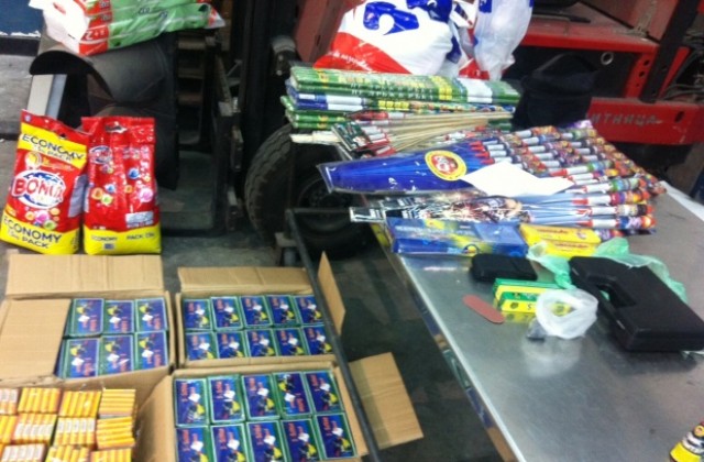 Две коли с пиротехника и газово оръжие заловиха митничари на ГКПП Дунав мост