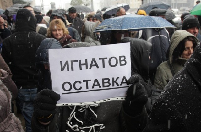 Учени протестираха пред МОМН, поискаха оставката на министър Игнатов
