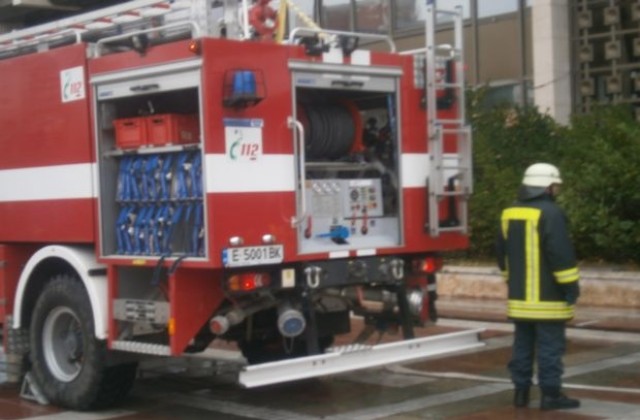 Огнеборци и доброволци към БЧК показаха как да действаме при пожар