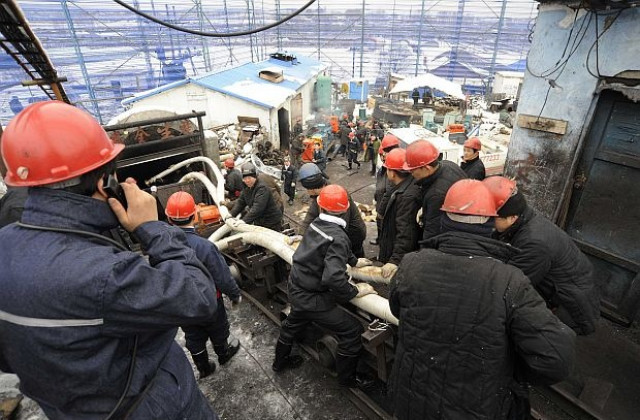 Взрив в китайска мина уби 17 миньори