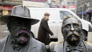 Пенчо Славейков осъмна с лилави брада и мустаци