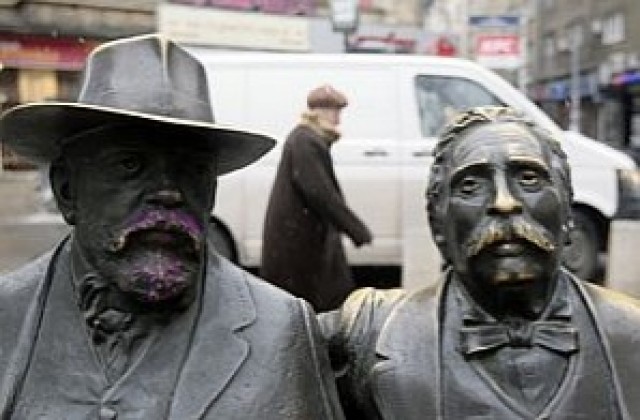 Пенчо Славейков осъмна с лилави брада и мустаци