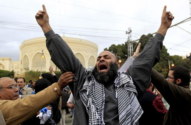 Противници на Морси подпалиха сгради на партията на Мюсюлмански братя