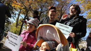 Майки ще протестират заради замразеното обезщетение