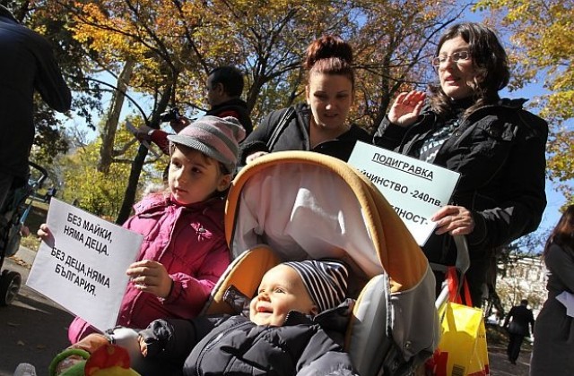 Майки ще протестират заради замразеното обезщетение