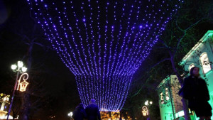 Грейват светлините на градската елха