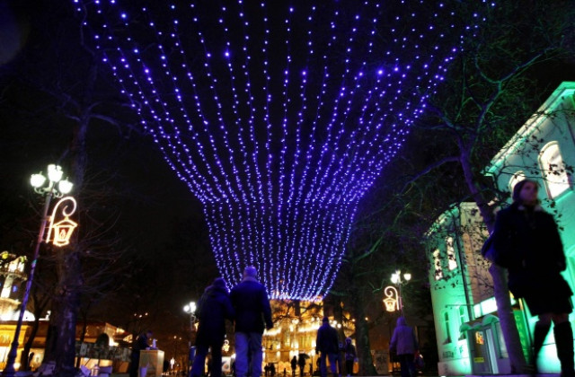 Грейват светлините на градската елха