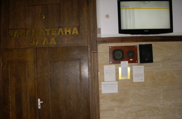 Трима балчиклии застават пред съда за кражби и марихуана