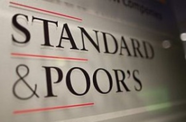 Standard&Poor;'s понижи оценката за Гърция