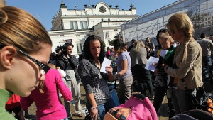 Майки се събраха на символичен протест пред парламента