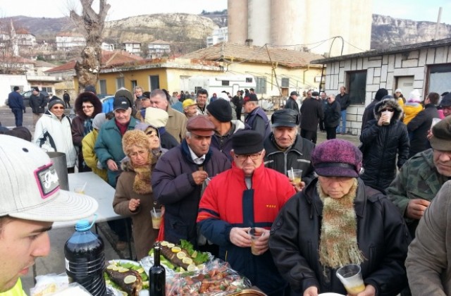 Десетки балчиклии опитаха рибен курбан и вино на Никулден