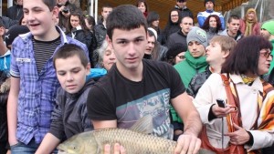 Великотърновци ловиха жива риба с ръце пред Общината