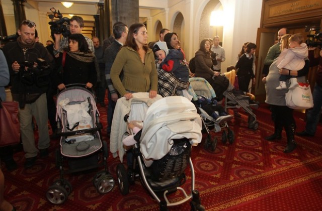 Депутатите от ГЕРБ ще се срещнат с майки, за да изслушат исканията на жените