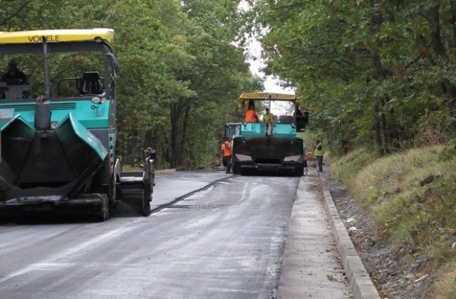 Багери и валяци спират движението между Царево – Ахтопол