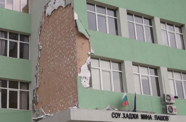 Общината готова да възстанови фасадата на Първо училище