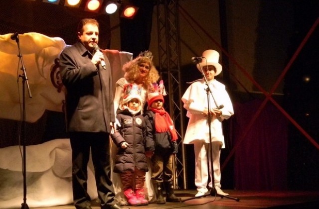 Кметът Даниел Панов и двама малчугани запалиха коледните светлини на града