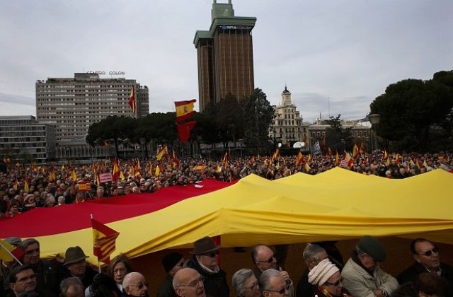 Хиляди демонстрираха в Мадрид и Барселона за единството на страната