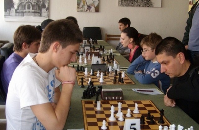 Русенски шахматисти на състезание в Сент Уан