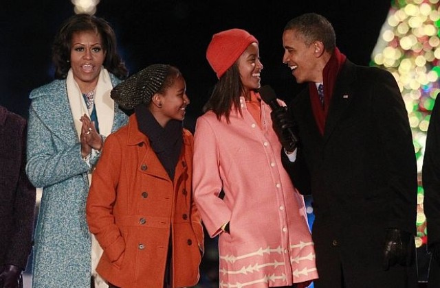 Семейство Обама запали светлините на елхата пред Белия дом