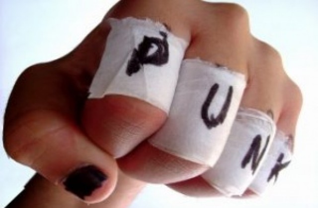 Ученички от Търговската се хванаха за косите заради коледна украса