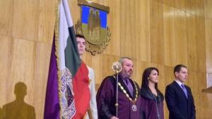 Връчиха Академичната награда на Общината ректор за един ден управлява