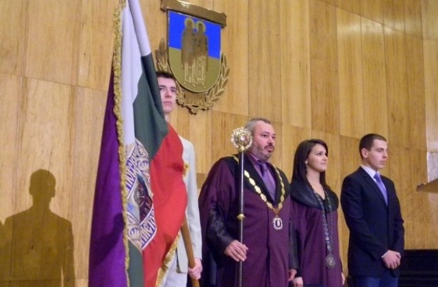 Връчиха Академичната награда на Общината, ректор за един ден управлява ВТУ