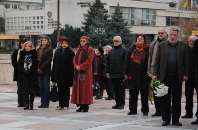 Със стихове и цветя почетоха Никола Вапцаров