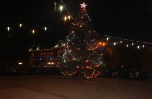 Заря, огнено шоу и танц на кукери при запалването на светлините на елхата в Кюстендил