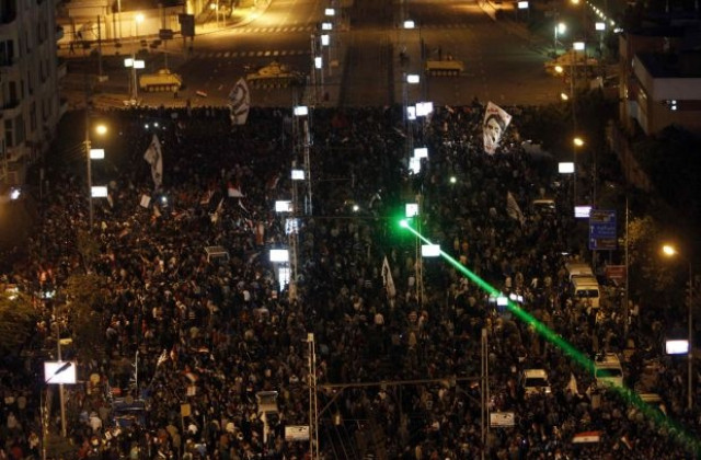 Гвардията изостави позициите си около президентския дворец в Кайро