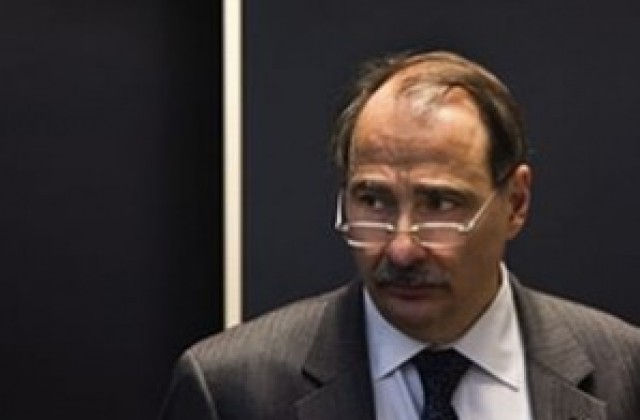 Близък съветник на Обама си обръсна мустаците за благородна кауза