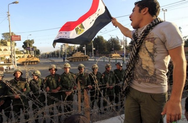 Противниците на Морси са обсадили президентския дворец в Кайро