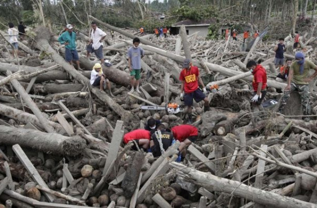 Шокът сред жертвите на тайфуна Бофа пречи на спасителните операции