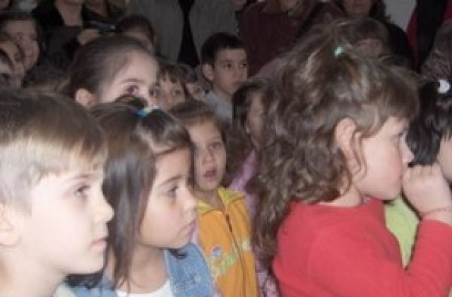 Два нови спектакъла на кукления театър преди Коледа