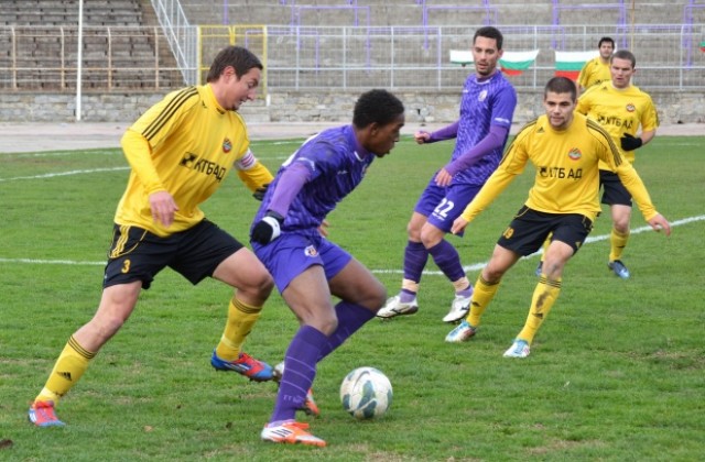 Канарчетата вкараха три гола на Ивайло, етърци не отправиха удар към вратата им