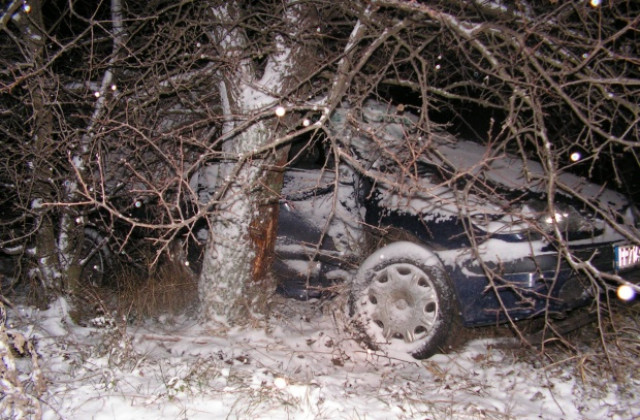 Шофьор на 19 г. блъсна колата си в дърво, пострада тежко