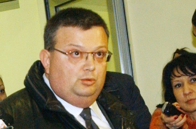 Сотир Цацаров се дразни от подкрепата на властта