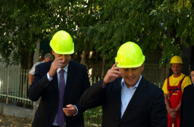 Тотев и Ралев режат две ленти за един ден