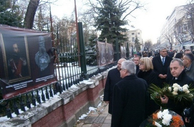 Цецка Цачева уважи  фотоизложба, открита в чест на 10 декември