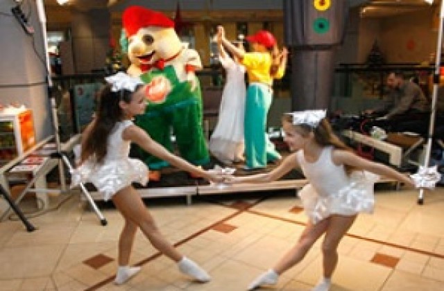 Традиционното коледно надиграване събира професионалисти и любители на една сцена