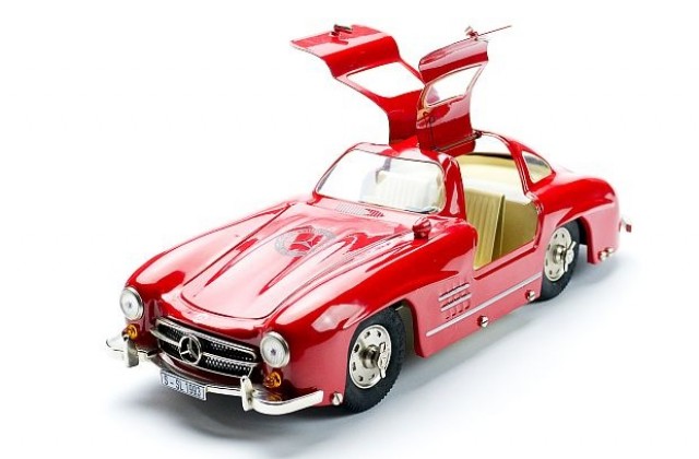 Автомобилите SL и техните умалени копия станаха на 60 години