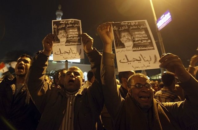 Въоръжени стреляха срещу протестиращи на площад Тахрир в Кайро