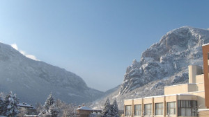 200 деца от Враца с коледен подарък театрално представление