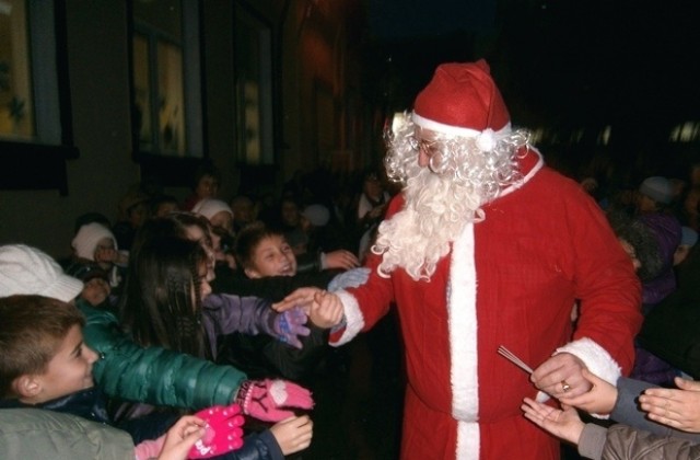 Библиотеката в Шумен организира за малчуганите Скайп връзка с Дядо Коледа