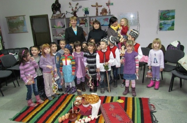 Деца от ЦДГ Р. Княгиня с коледен поздрав към екоинспекцията